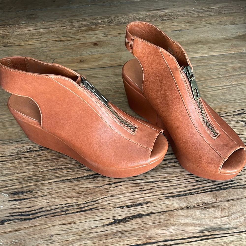 Chocolat Blu wedges new never worn